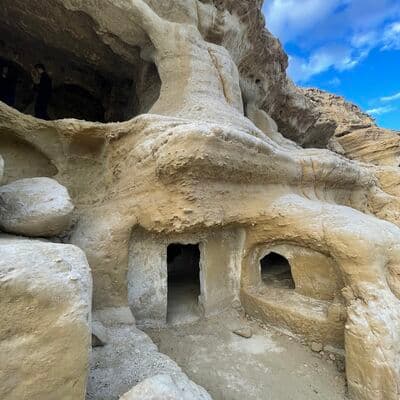 Playa y Cuevas de Matala