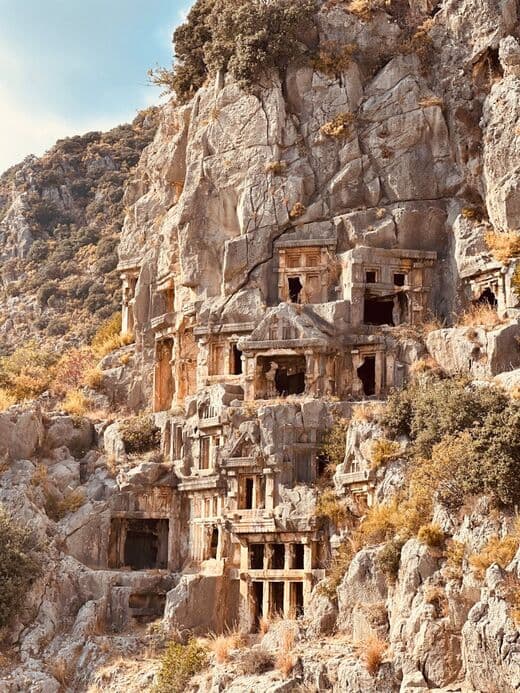 المقابر الصخرية الليقية